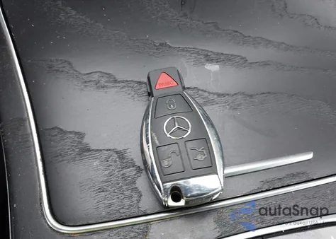 2018 Mercedes-Benz C 300 4Matic z USA, uszkodzony, nr VIN 55SWF4KB6JU275369